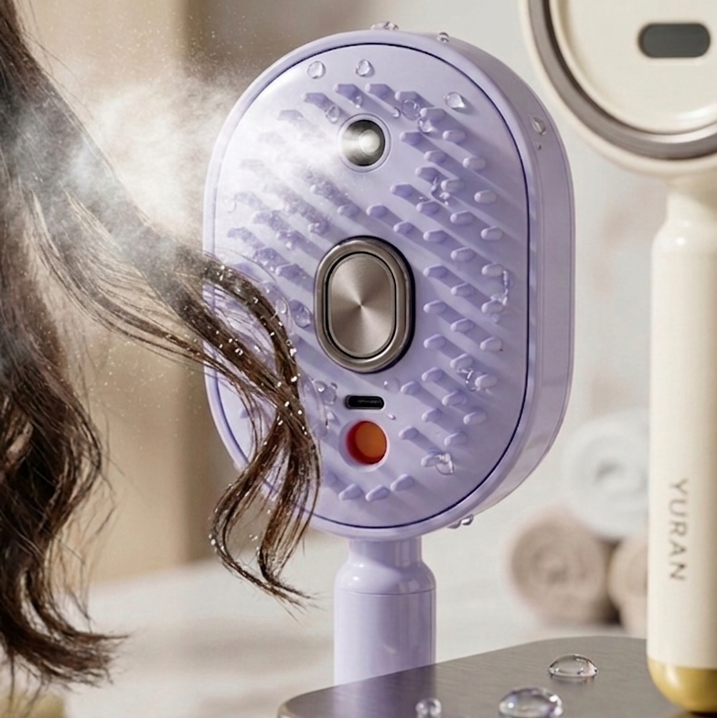 Nano-vapor del cepillo AuraMist hidratando mechón de cabello de cerca