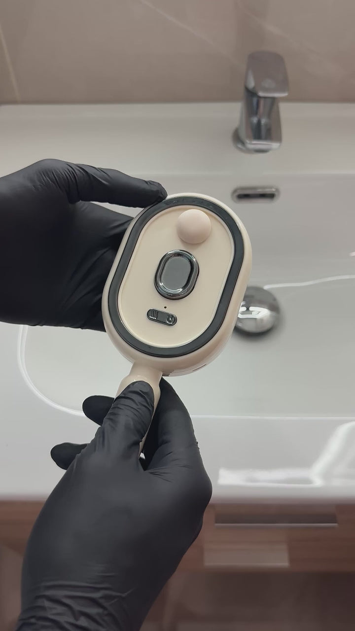 Cepillo de vapor AuraMist en funcionamiento, demostración de uso para hidratar y desenredar el cabello